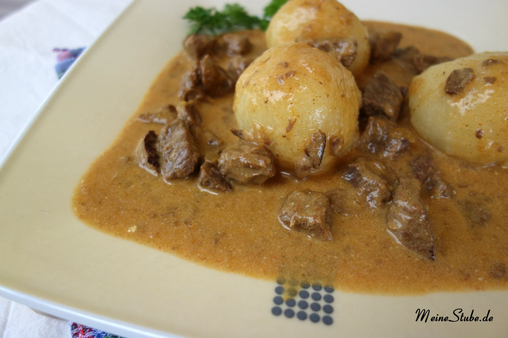 Rahmgulasch im Schnellkochtopf mit zartem Rindfleisch und Creme Fraiche ...