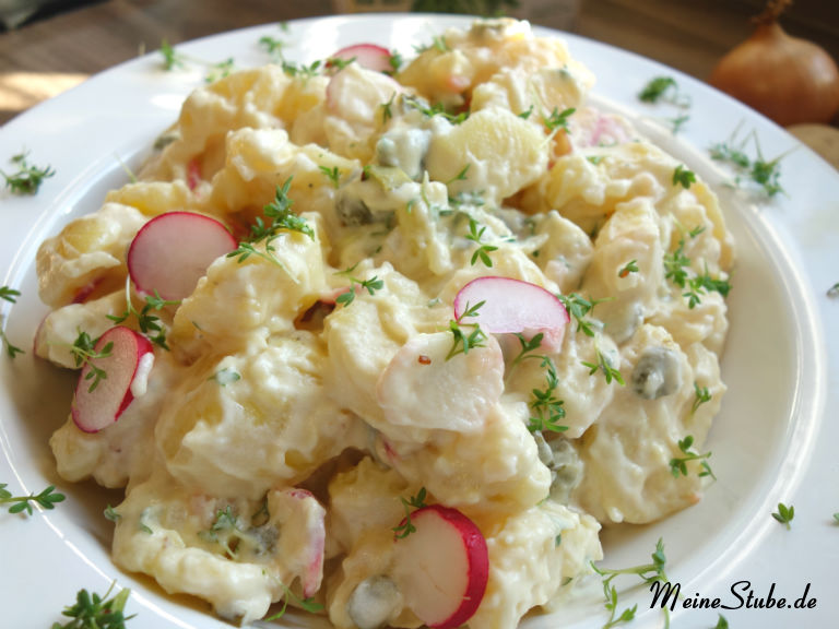 Kartoffelsalat mit Kresse und Radieschen zubereitet.