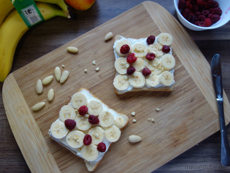 bananentoast-auf-holzbrett.jpg