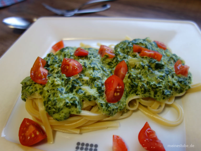 Pasta mit Rahmspinat-Frischkäse-Sauce und Tomaten - Meine Stube