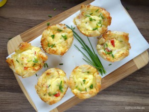 Toast-Törtchen mit Schinken und Tomaten.