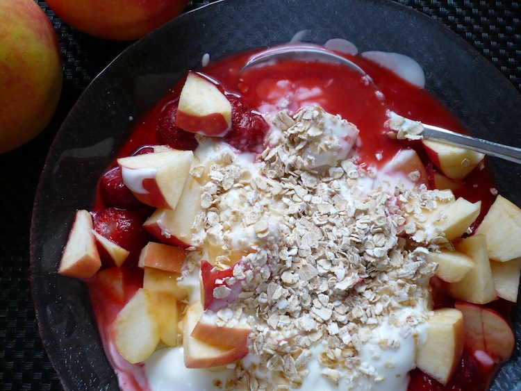Apfelsalat mit Banane, Erdbeeren, Haferflocken und Quark - Meinestube