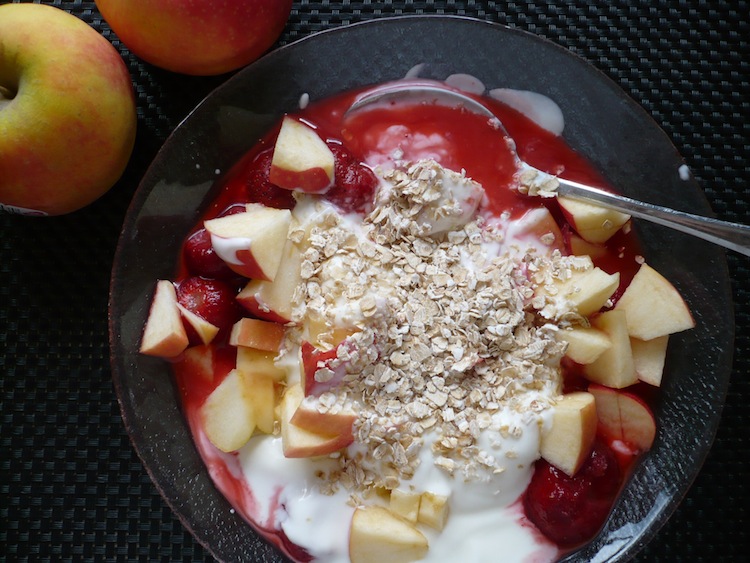 Apfelsalat mit Banane, Erdbeeren, Haferflocken und Quark - Meinestube