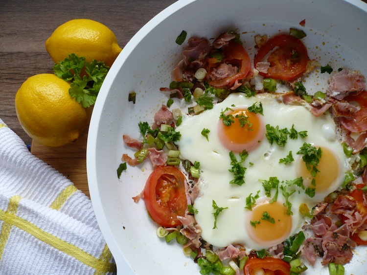 Spiegeleier auf frischen Tomaten und Frühlingszwiebeln - Meine Stube