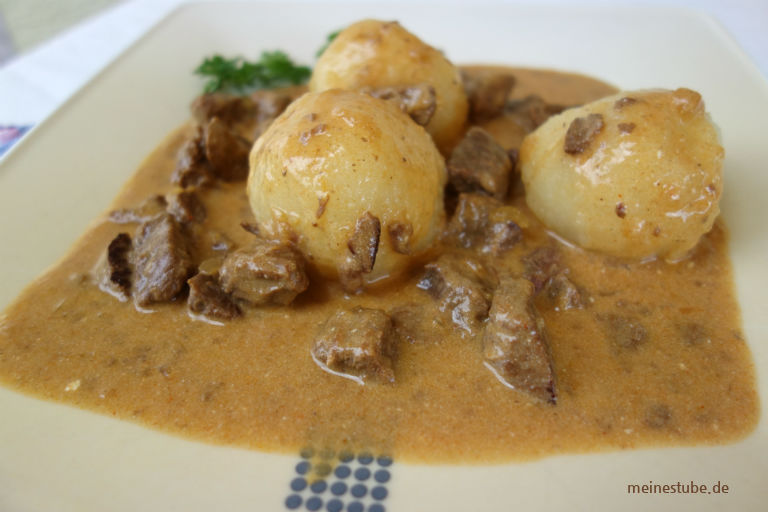 Rahmgulasch im Schnellkochtopf mit zartem Rindfleisch und Creme Fraiche ...