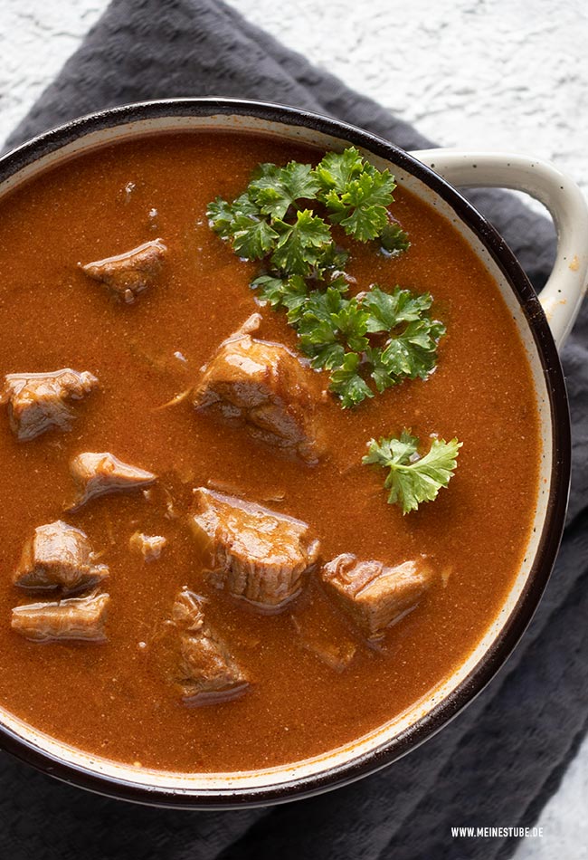 Rahmgulasch im Schnellkochtopf mit zartem Rindfleisch - Meinestube