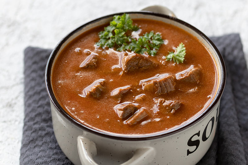 Rahmgulasch im Schnellkochtopf mit zartem Rindfleisch - Meinestube