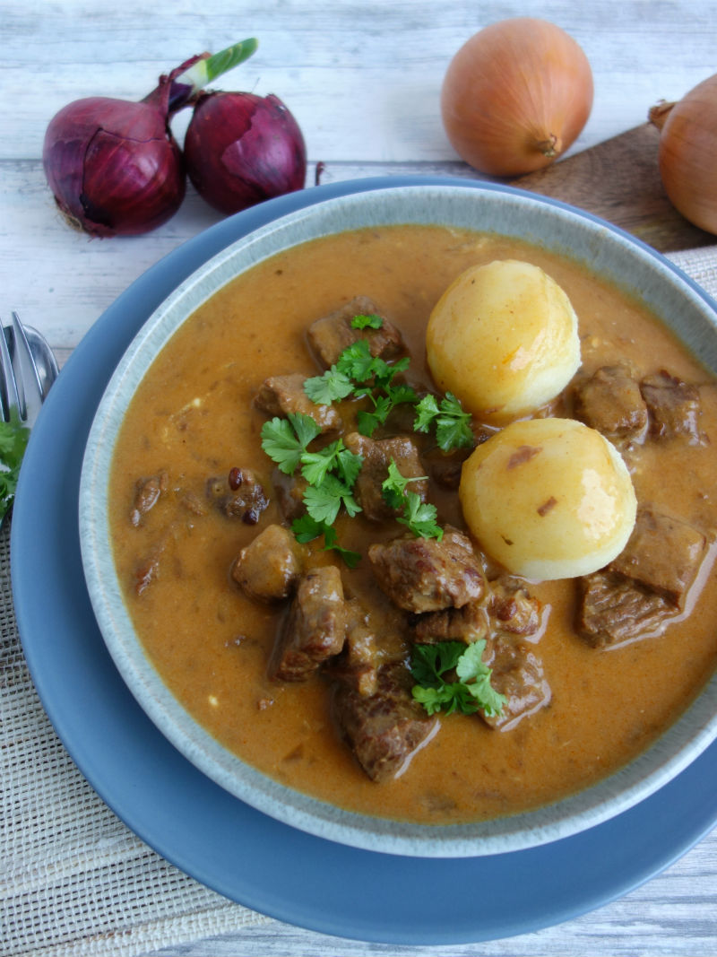 Rahmgulasch im Schnellkochtopf mit zartem Rindfleisch - MeineStube