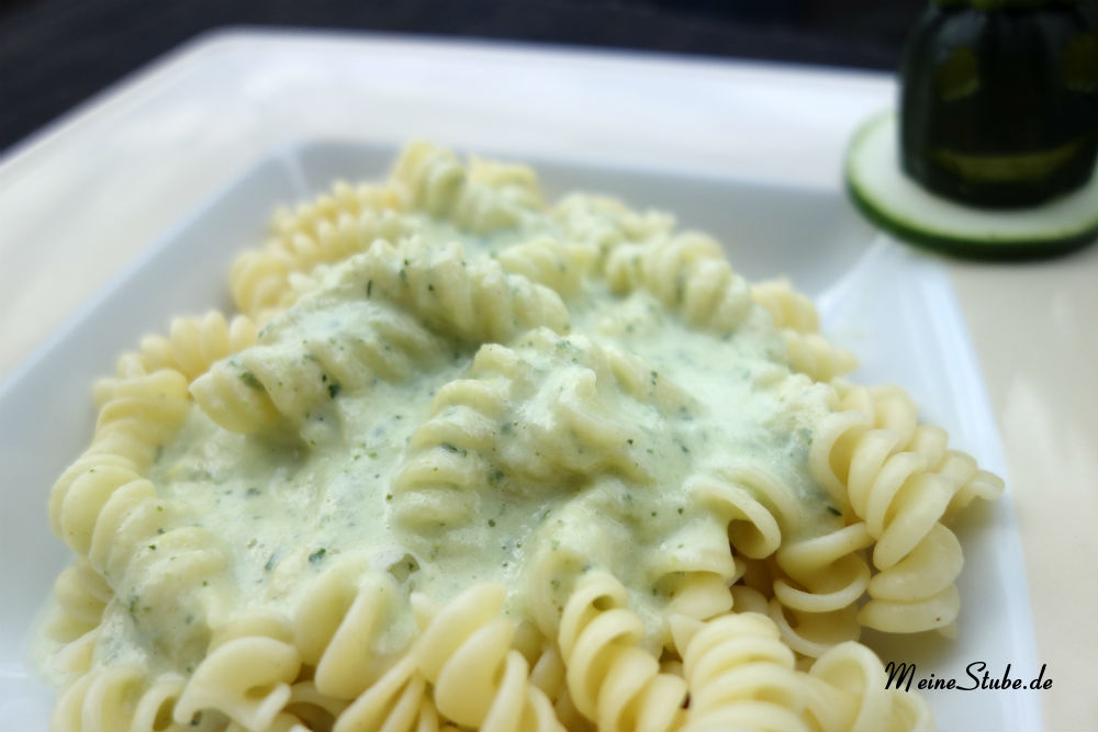 Nudeln in sahniger Zucchini-Soße - Meinestube