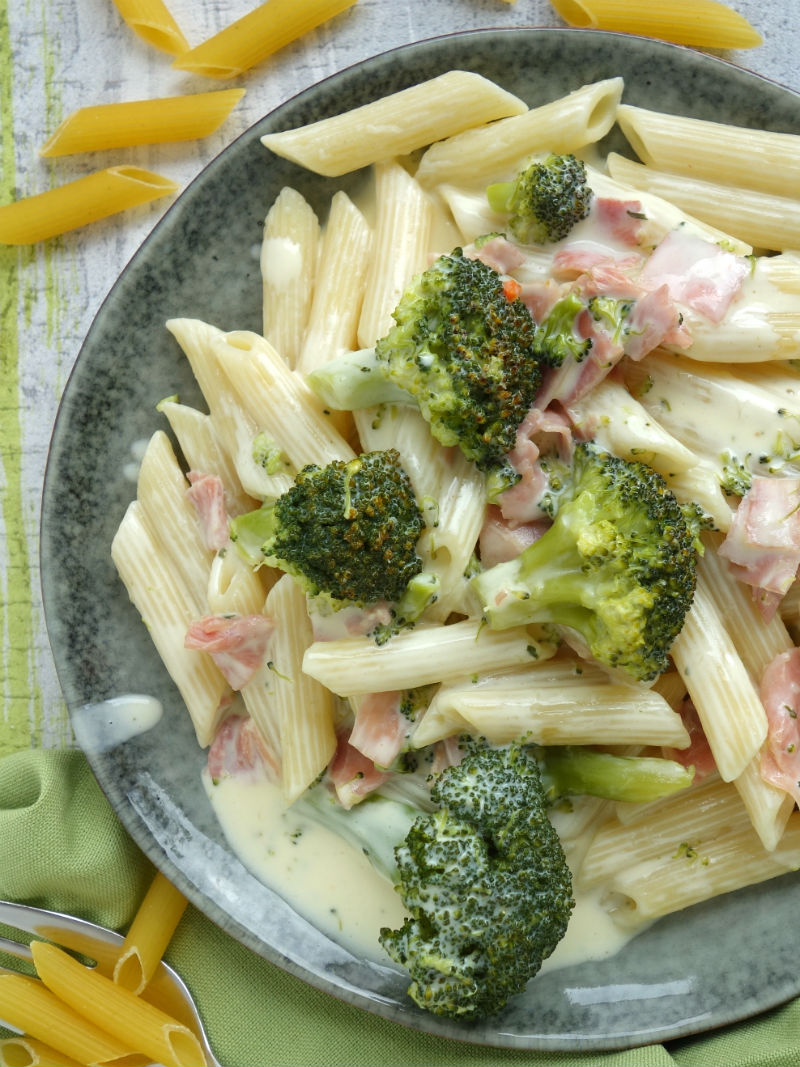 Pasta mit Brokkoli und Käse-Sahne-Sauce