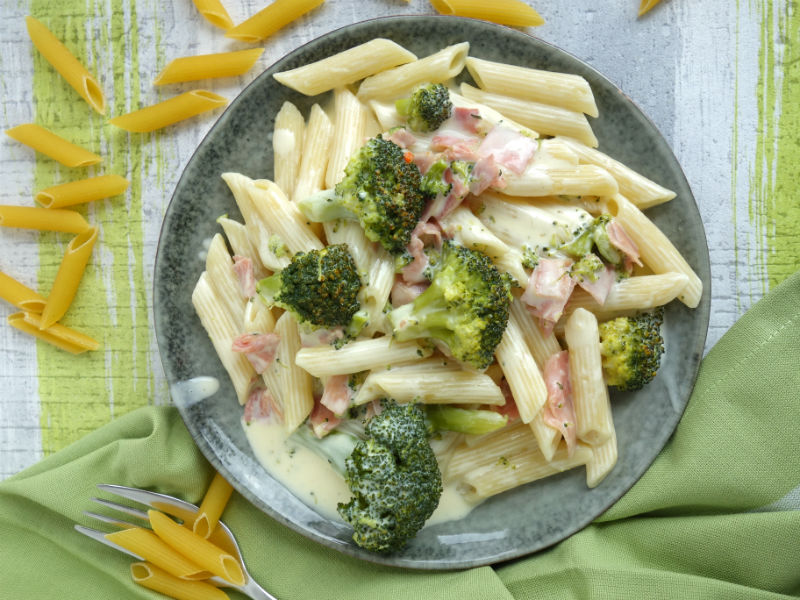 Nudeln in Käse-Sahne-Sauce mit Brokkoli und Schinken - Meinestube