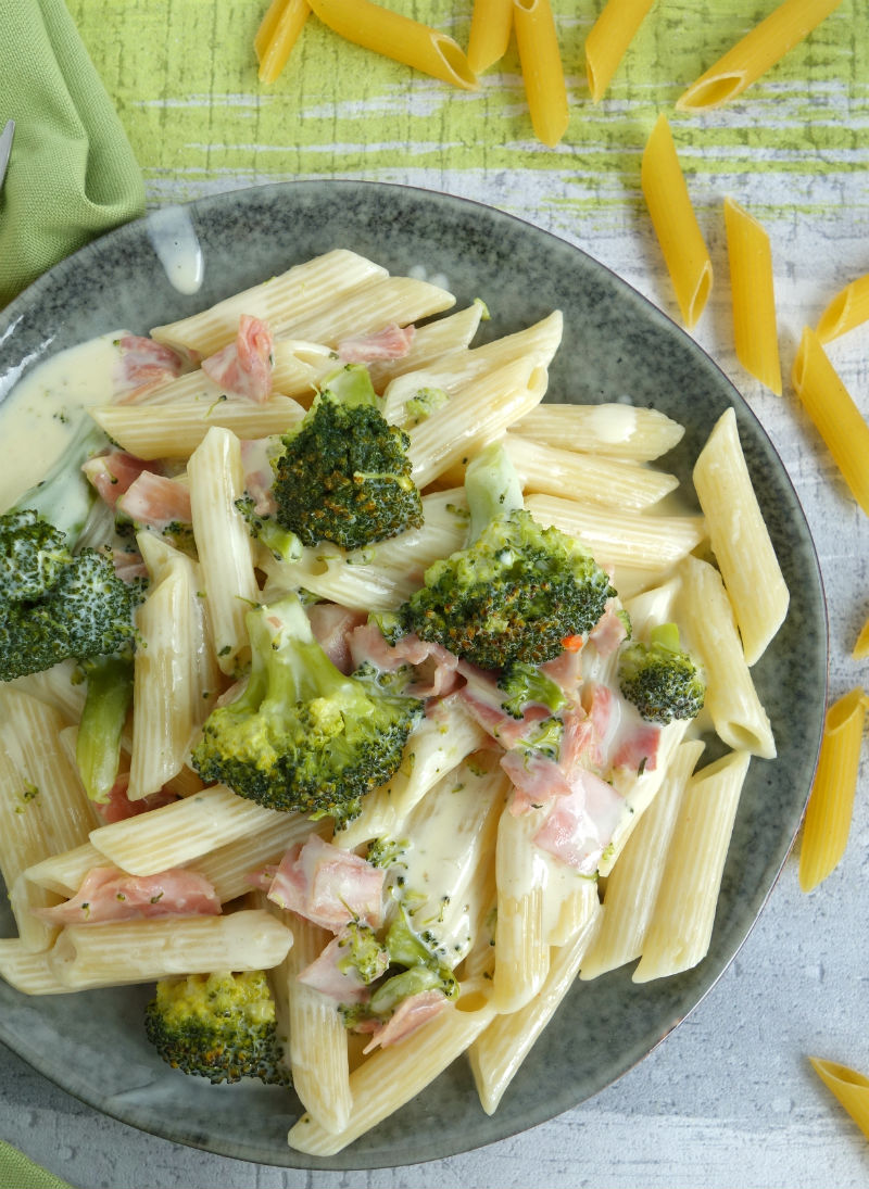 Nudeln in Käse-Sahne-Sauce mit Brokkoli und Schinken - Meinestube