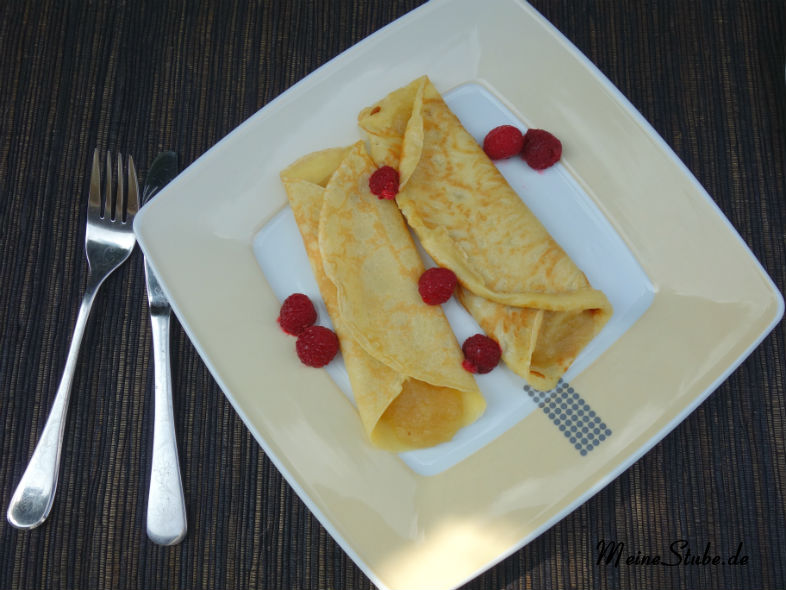 Eierpfannkuchen mit Himbeeren und Apfelmus