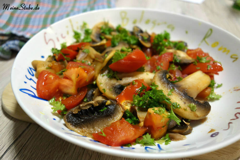 Gebratene Champignons und Tomaten mit Zitronensaft - Meinestube