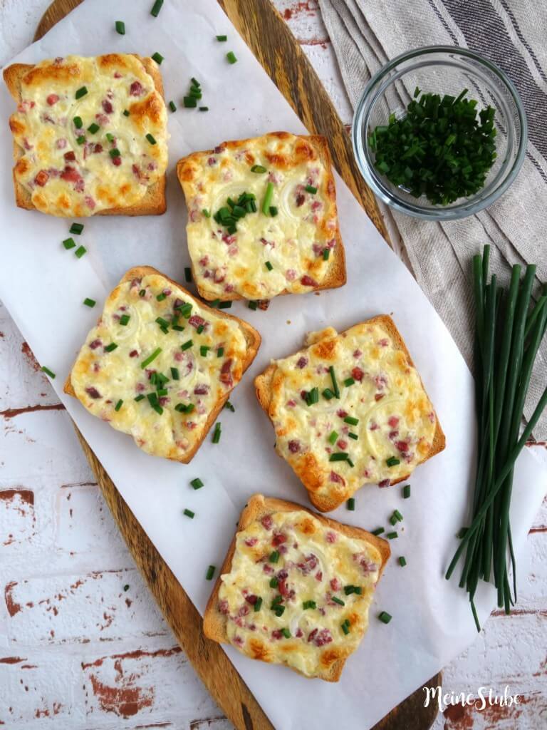 Flammkuchen Toast mit Speck und Zwiebeln - Meinestube