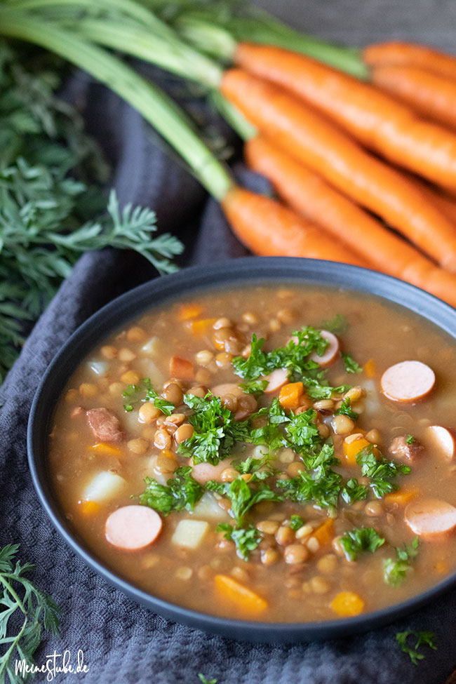 Linsensuppe ganz klassisch mit Speck und Würstchen - Meinestube