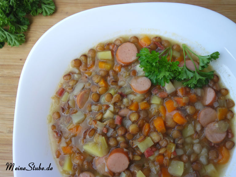 Linsensuppe ganz klassisch mit Speck und Würstchen - MeineStube