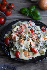 Pasta-lachs-spinat mit Tomaten in Soße von meinestube