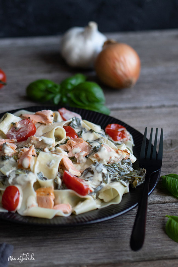 Spinat-Lachs-Pasta in cremiger Frischkäse-Sahne-Soße - Meinestube