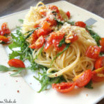 Leckere Pasta auf Rucola mit Tomaten und Knoblauch