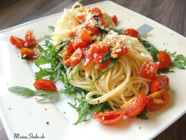 Leckere Pasta auf Rucola mit Tomaten und Knoblauch - Meinestube