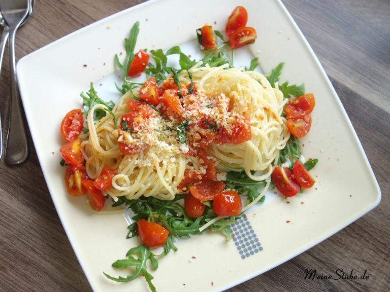 Leckere Pasta auf Rucola mit Tomaten und Knoblauch - Meinestube