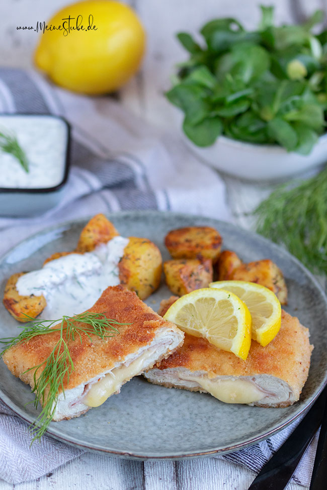 Cordon bleu aufgeschnitten mit Ofenkartoffeln und Dip