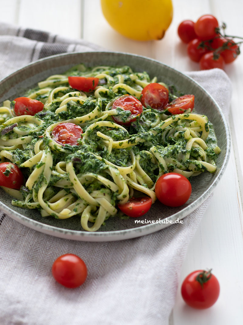 Pasta mit Rahmspinat-Frischkäse-Sauce und Tomaten