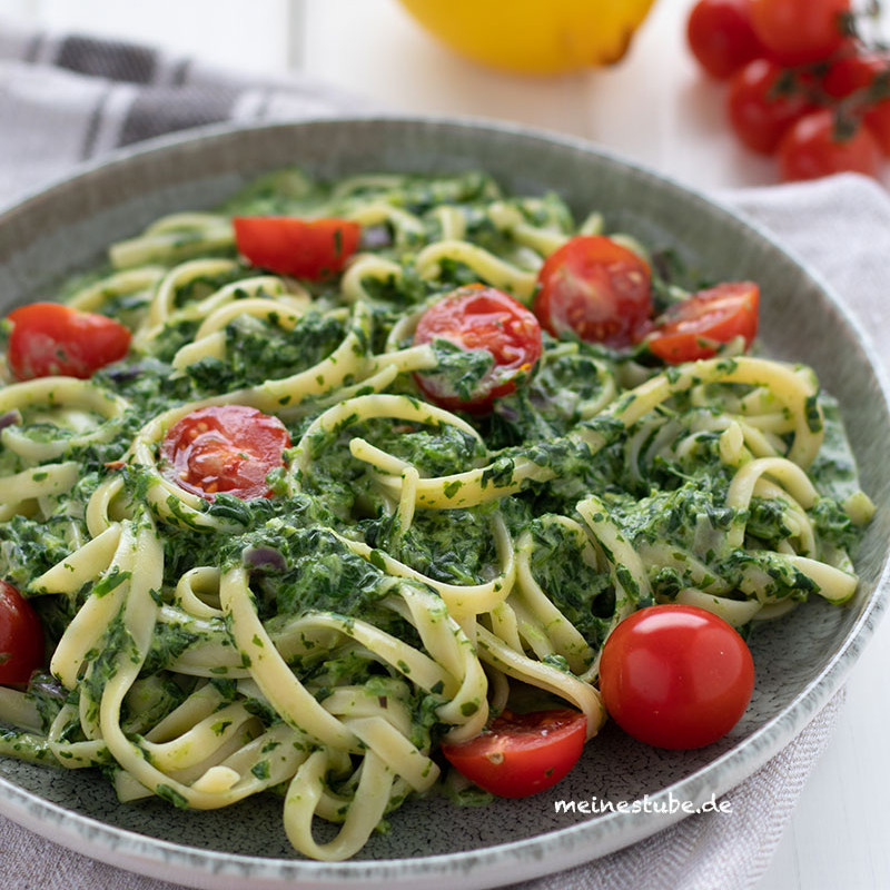 Pasta mit Rahmspinat-Frischkäse-Sauce und Tomaten