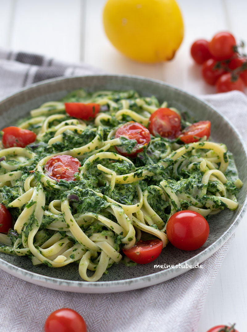 Pasta mit Rahmspinat-Frischkäse-Sauce und Tomaten - Meine Stube