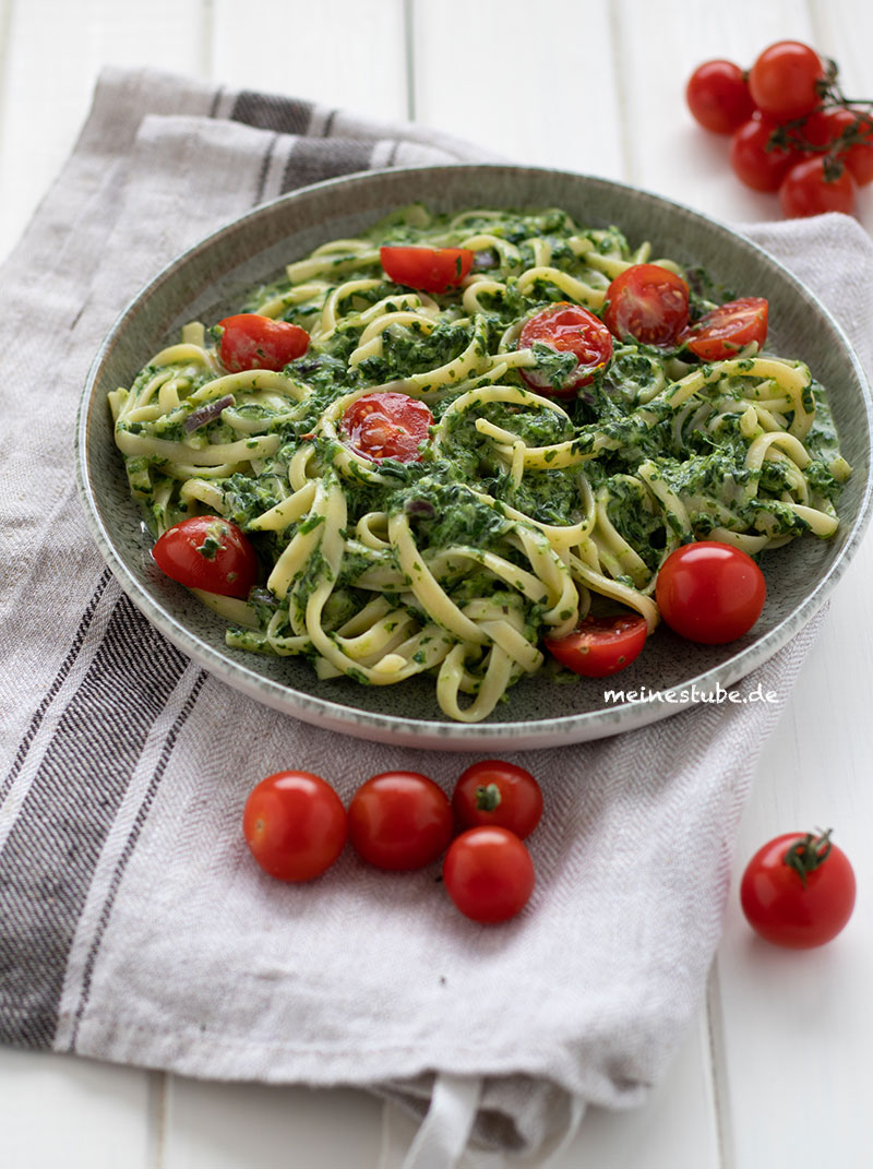 Pasta mit Rahmspinat-Frischkäse-Sauce und Tomaten - Meine Stube