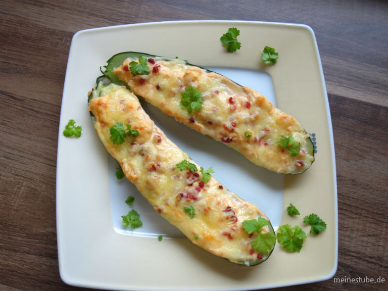 Zucchini-Schiffchen mit Frischkäse, Zwiebeln und Schinken - Meinestube