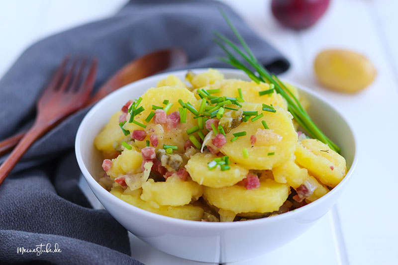 Kartoffelsalat mit Speck, Zwiebeln und Gurken - Meinestube