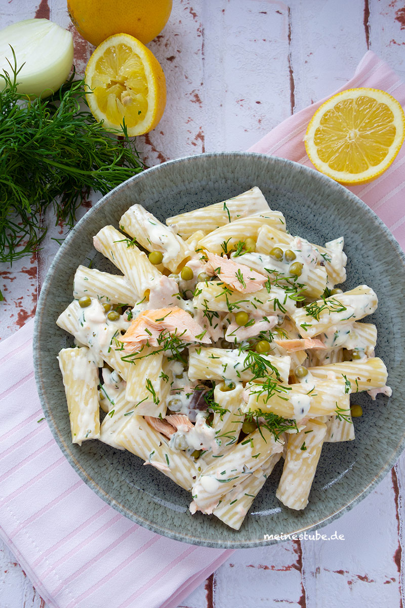 Nudeln mit Lachs und Erbsen in Frischkäse-Dill-Sauce