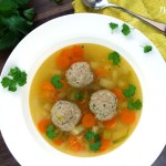 Suppe mit Fleisch in einem Teller