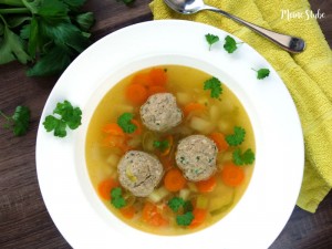 Suppe mit Fleisch in einem Teller