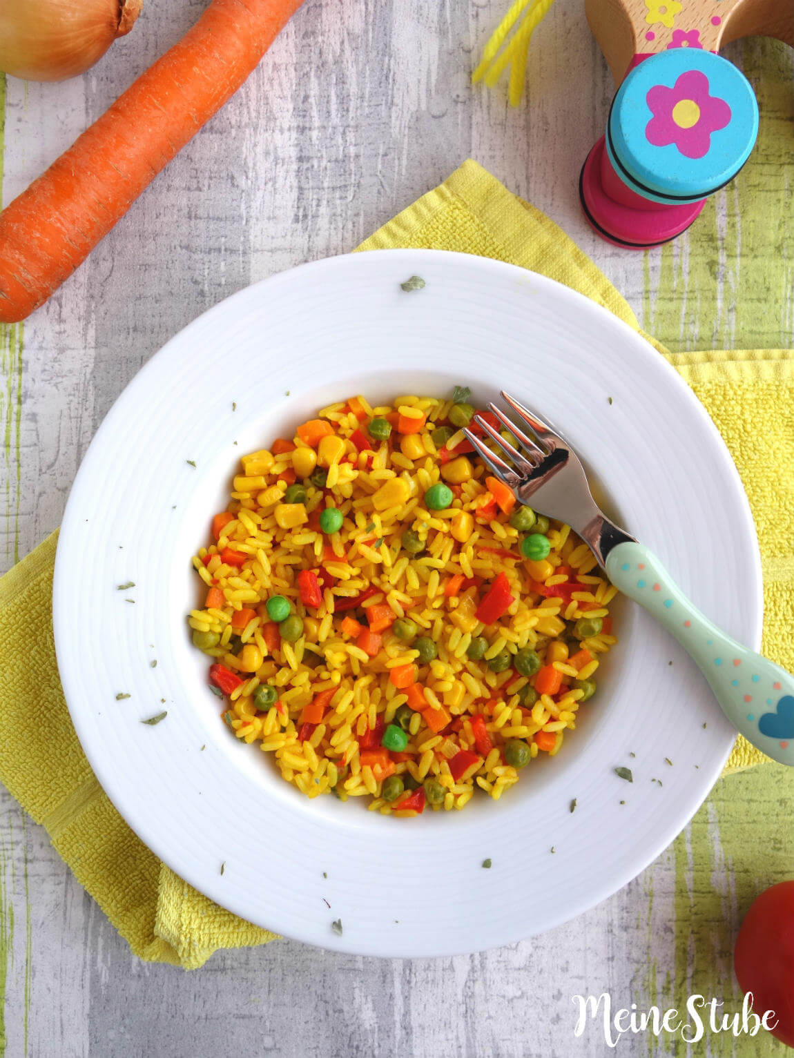 Kinder Paella mit buntem Gemüse, ein vegetarisches Reisgericht