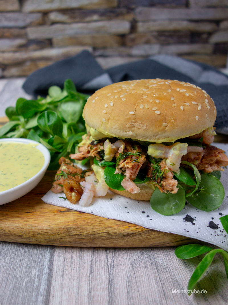 Pulled Lachs-Burger mit leckerer Honig Senf Sauce, meinestube