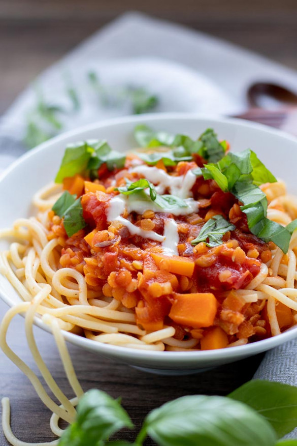 Schnelle rote Linsen Bolognese mit Pasta - Meinestube