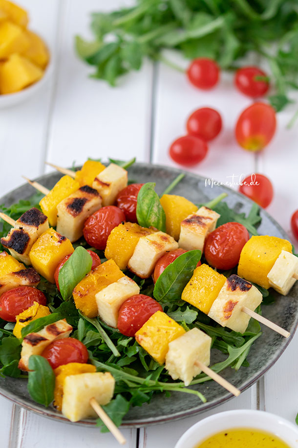 Rezept für Mangos-Spieße mit Tomaten und Basilikum