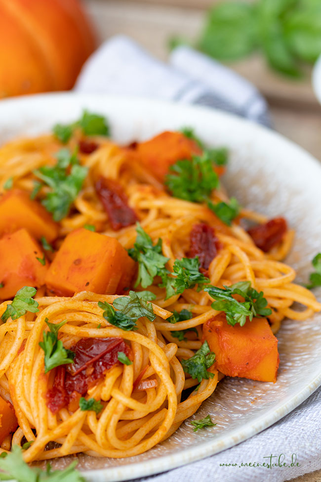 Kürbis auf Nudeln mit getrockneten Tomaten - Meinestube