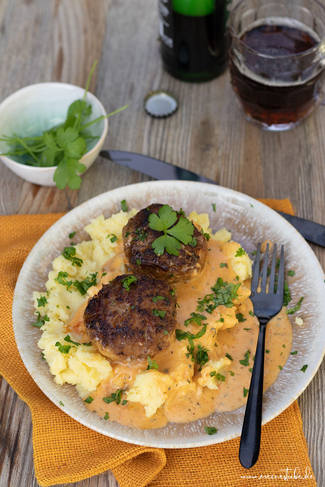 Buletten (Frikadellen) mit Kartoffelbrei und leckerer Sauce - Meinestube