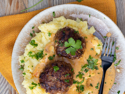 Buletten (Frikadellen) mit Kartoffelbrei und leckerer Sauce - Meinestube