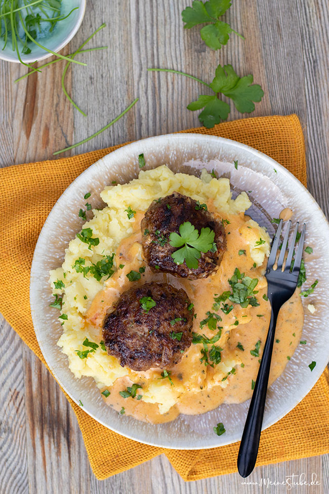 Buletten (Frikadellen) mit Kartoffelbrei und leckerer Sauce - Meinestube