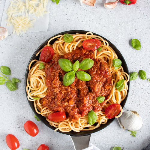 Bolognese mit Spaghetti in einer schwarzen Pfanne, meinestube