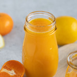 Saft in einer kleinen Flasche mit Orangen und Zitrone von meinestube