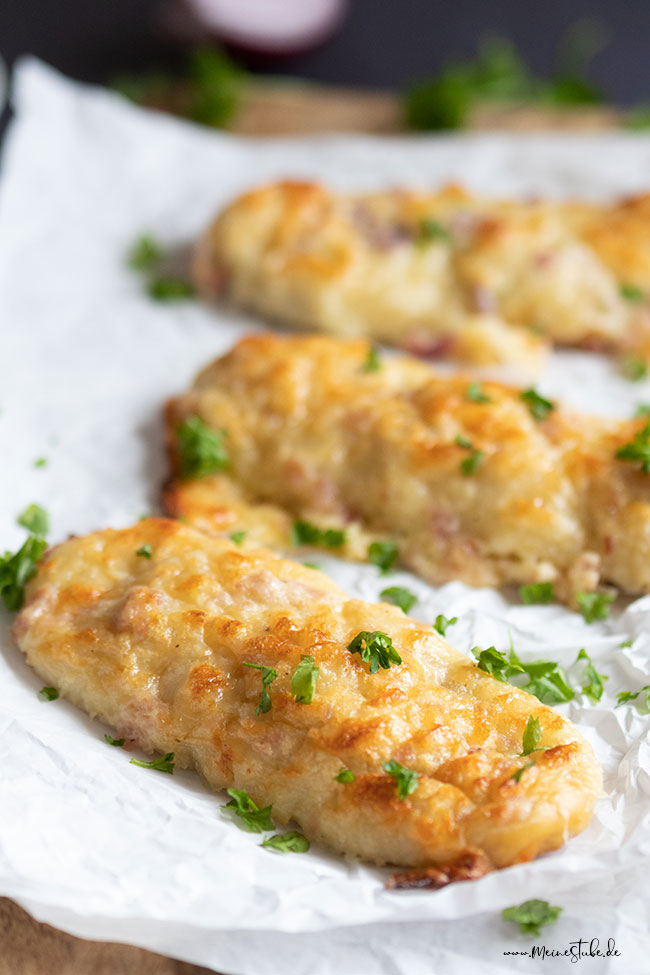 Überbackene Laugenstangen mit Speck und Zwiebel von meinestube