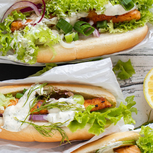 Lachs im Brot mit Salat, Frühlingszwiebeln oder leckerer Soße von meinestube