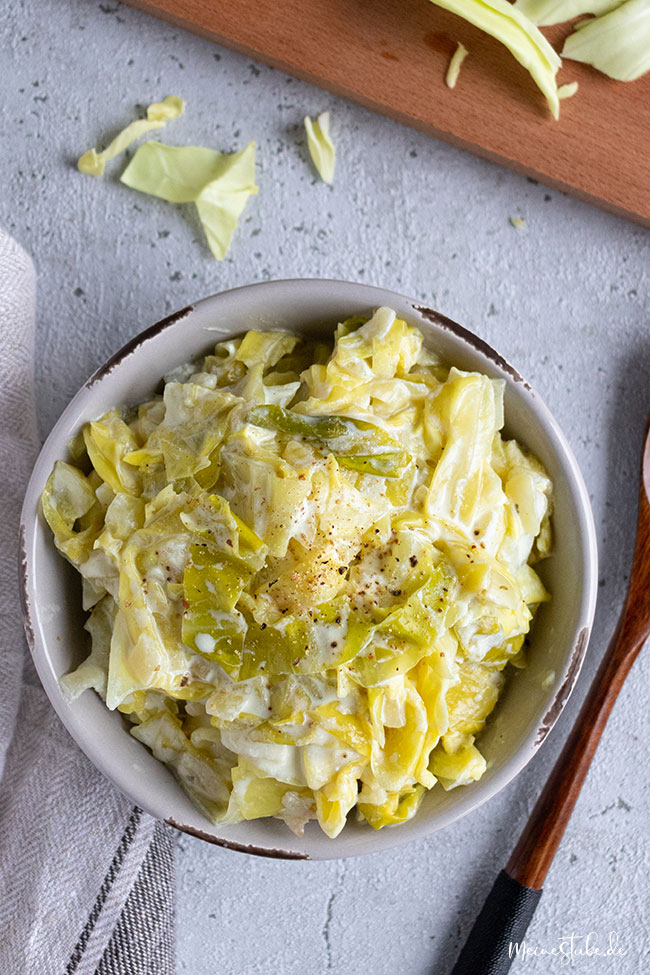 Spitzkohl gekocht und mit saurer Sahne angerührt mit Meinestube