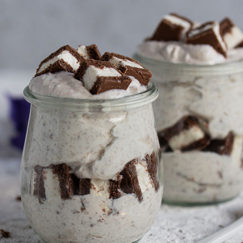 Zwei Milka Schoko Snack Dessert mit Frischkäse und Topping von meinestube